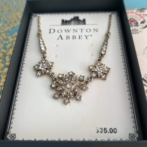 DOWNTON ABBEY Gold Necklace Star NWT New in Box - Picture 4 of 6